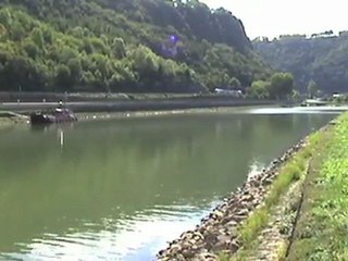 Eisenbahnverkehr am Rhein bei den Nordportalen der Loreley Tunnel