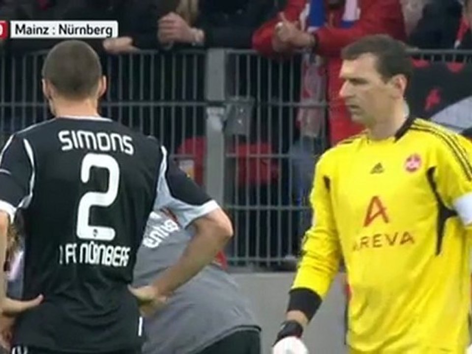 Gelbe Karte für Kofferträger Schäfer im Spiel Club gegen Mainz