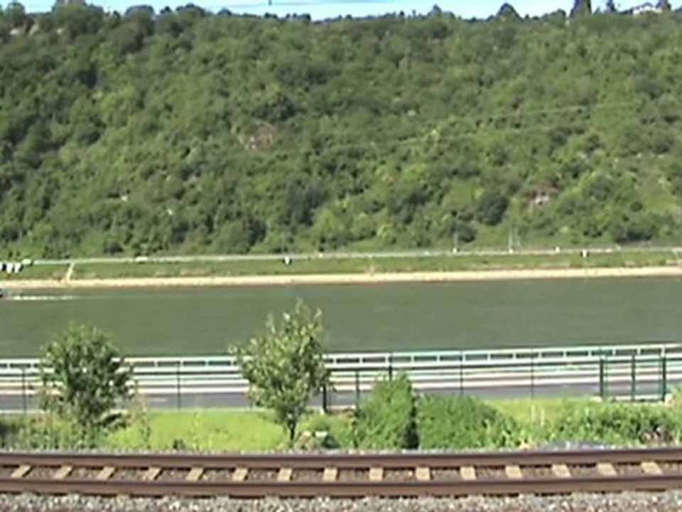 Züge bei Kestert am Rhein, WLB Taurus, BR145, 4x BR185, 2x BR143, 2x BR428, BR427