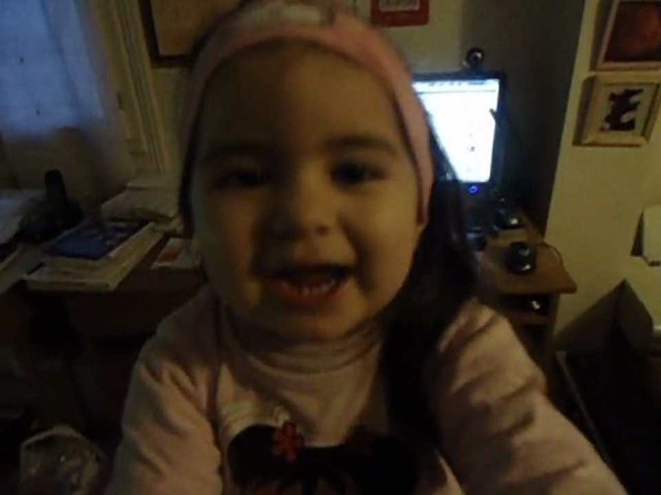 Meïline chante un medley "Happy Birthday-Joyeux Anniversaire-Pluie va-t-en"