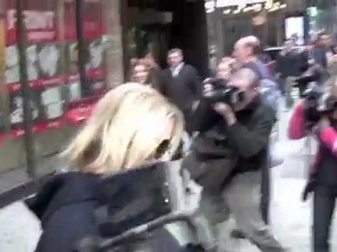 Very Pregnant Jessica Simpson Lounges Poolside