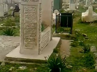 فري برس ريف حلب إبين   تحضير قبور الشهداء في البلدة  استعدادا لقدوم الجيش الاسدي  12 3 2012