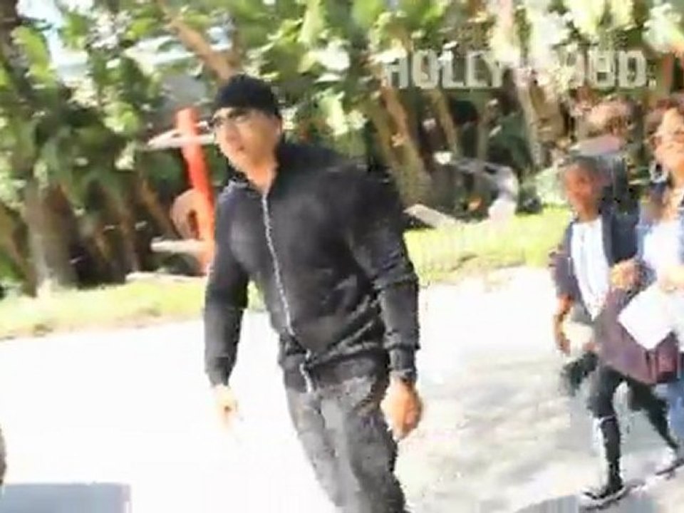 LL Cool J poses for pics with fans: Who doesn't like a video of LL Cool?