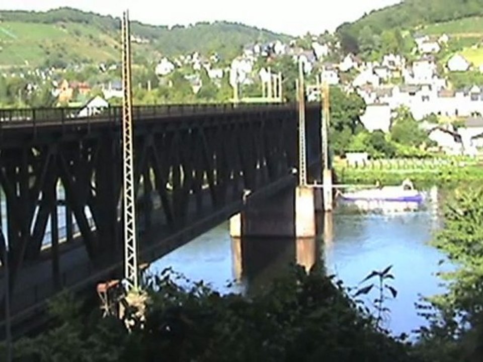 Eisenbahn auf der Doppelstockbrücke zwischen Alf und Bullay