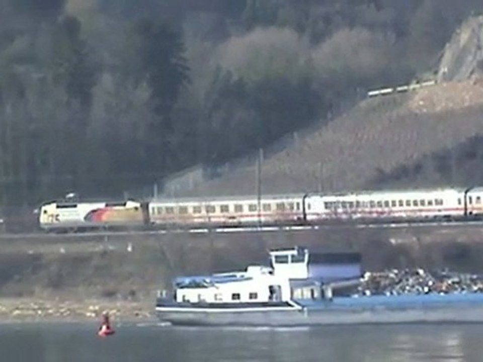 Schiffe, Bahnen und eine 175-Jahre-Deutsche-Eisenbahn BR120 bei Filsen am Rhein