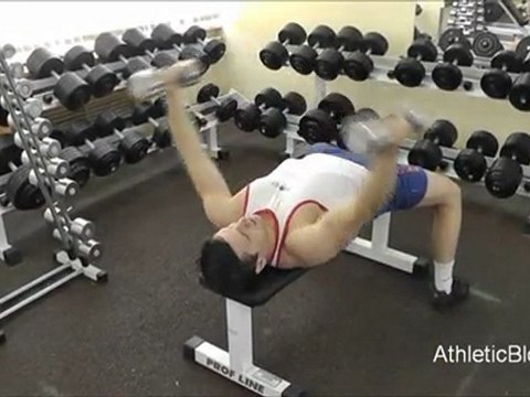 Разведение рук с гантелями лежа. Техника выполнения упражнения. Обучающее видео.