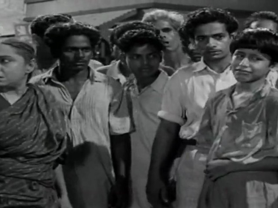 Kan Thiranthathu - Muthu Gets Beaten Up