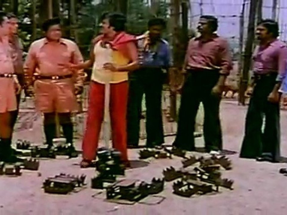 ANNAI ORU AALAYAM  - Mohan Stealing The Animals from Rajini's Place