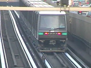 MP05 et MP89 à la station Esplanade de la Défense sur la ligne 1 du métro parisien