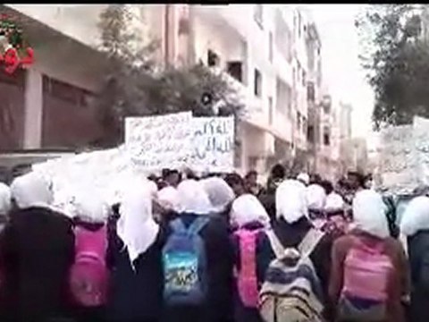 فري برس ريف دمشق دومـا رغم المداهمات و الإقتحامات خروج مظاهرة طلابية 13 3 2012