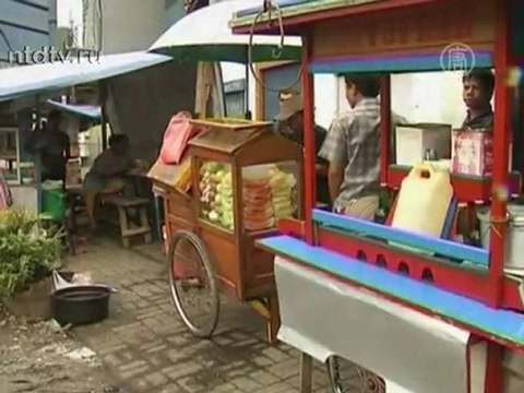 В Индонезии цены на топливо хотят поднять на треть