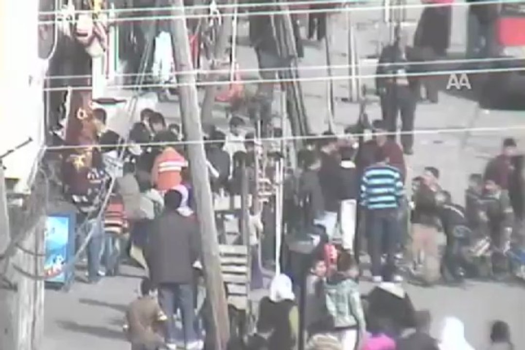 İzinsiz gösteri yapmak isteyen çocuğunu dövdü