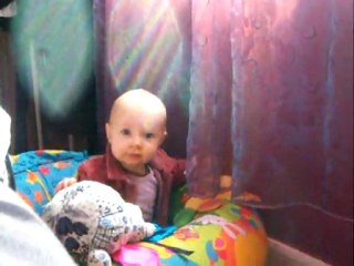 Emmie joue à cache-cache