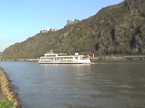 Eisenbahn rechte Rheinstrecke und Rheinschifffahrt bei Bad Salzig und Kamp - Bornhofen