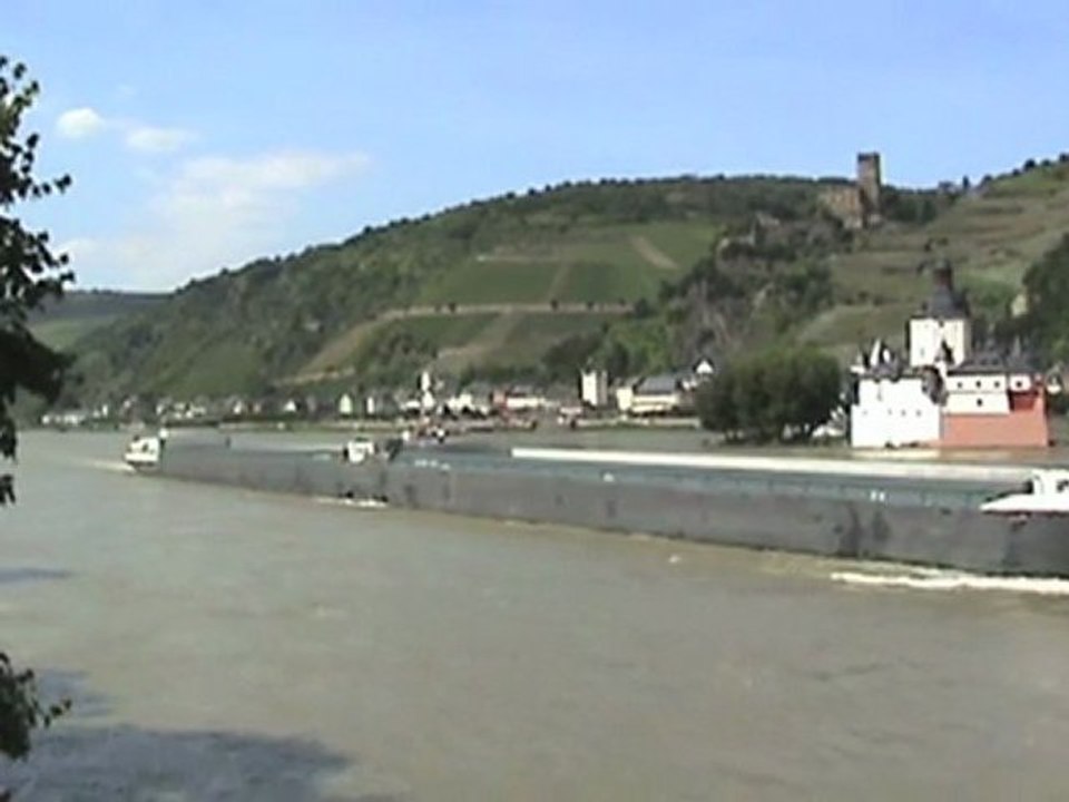 Schiffe auf dem Rhein bei Kaub
