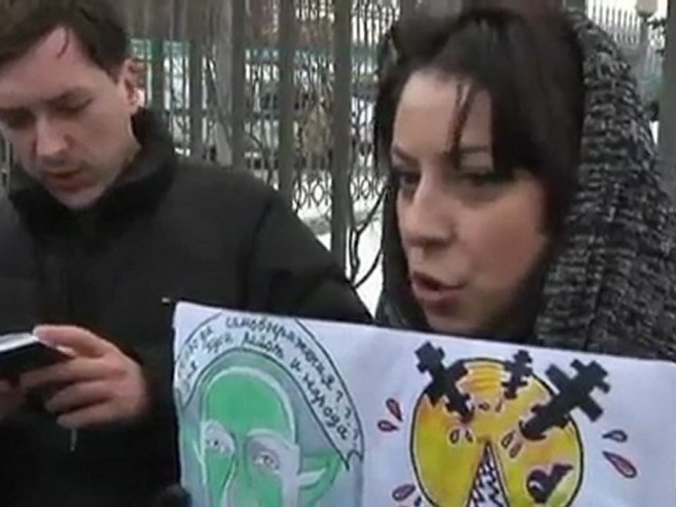 Scuffles break out at Pussy Riot protest in Moscow