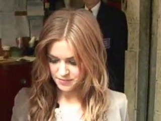 Isla Fischer looking pregnant