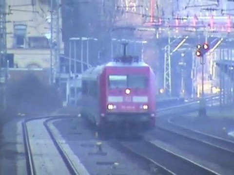 Trains at the station Brohl - Lützing at the left Rine line