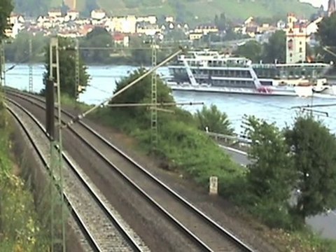 Züge und Schiffe am Rhein zwischen Assmannshausen und Rüdesheim, 2x BR152, BR185, 3x BR143