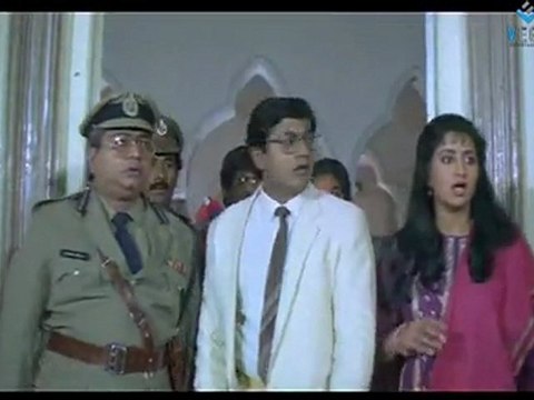 Gang Leader - Vijaya Santhi Helps Chiranjivi Escape From Police Custody