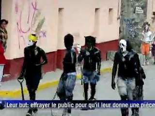 Halloween mexicain: des jeunes peints en noir au carnaval