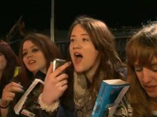 Josh Hutcherson talks dating fans at Hunger Games premiere