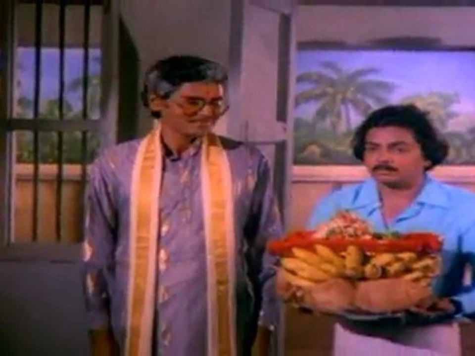 Chinna Kuyil Paaduthu -- Bhagyaraj  Drunken Kumari Muthu Comedy