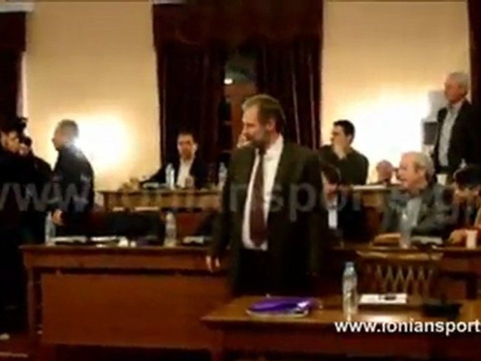 Πέταξαν αυγά και γιαούρτια στον Δήμαρχο Ζακυνθίων