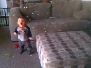 bebe aime les bulles