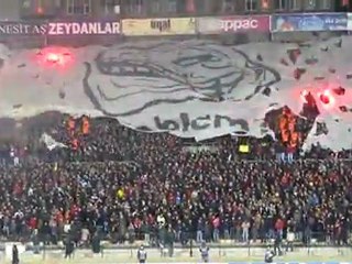 Banderole Troll Guy durant un match de foot