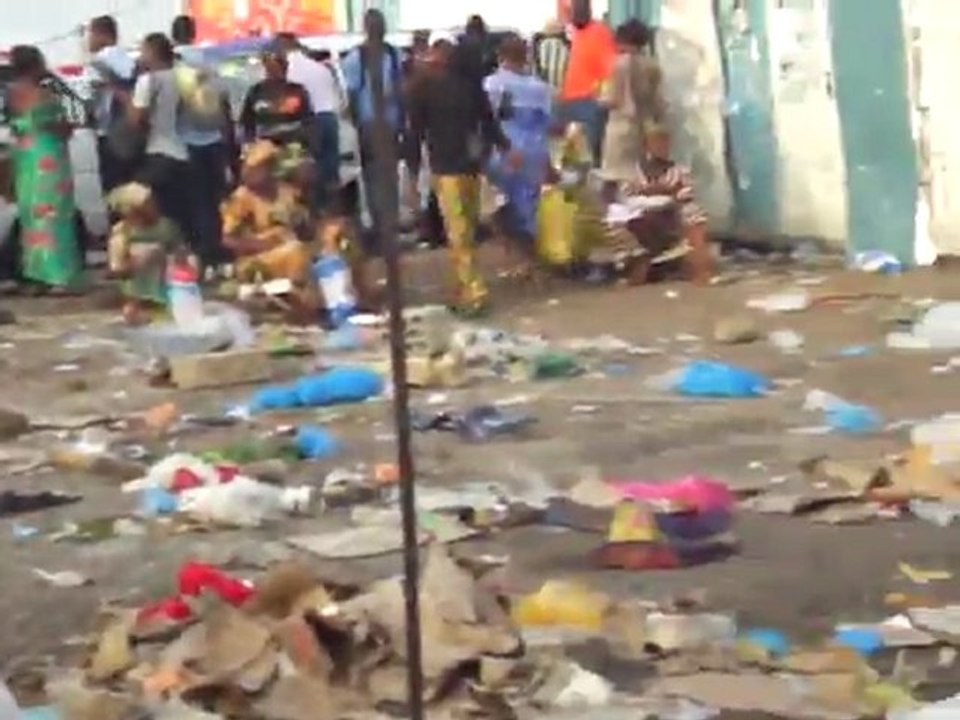 POLICIERS CONTRE  FEMMES COMMERÇANTES DE LA GARE ROUTIÈRE