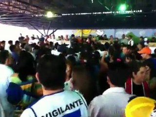 Ex presidente de la república Antonio Saca abucheado mientras emitía su voto