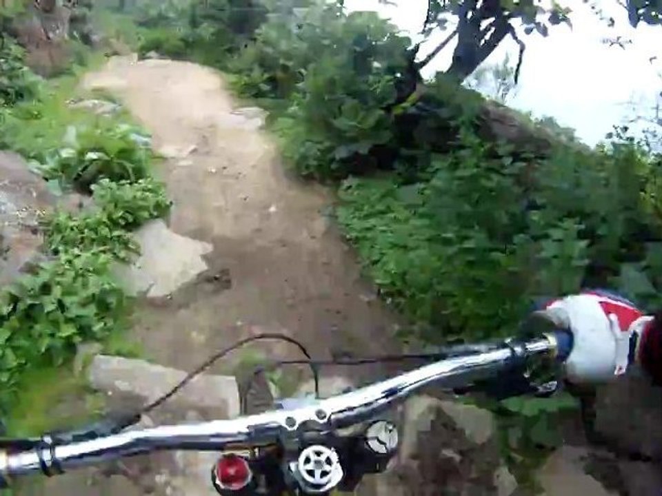 Alejandro Paz fait une descente en VTT (Down Hill)