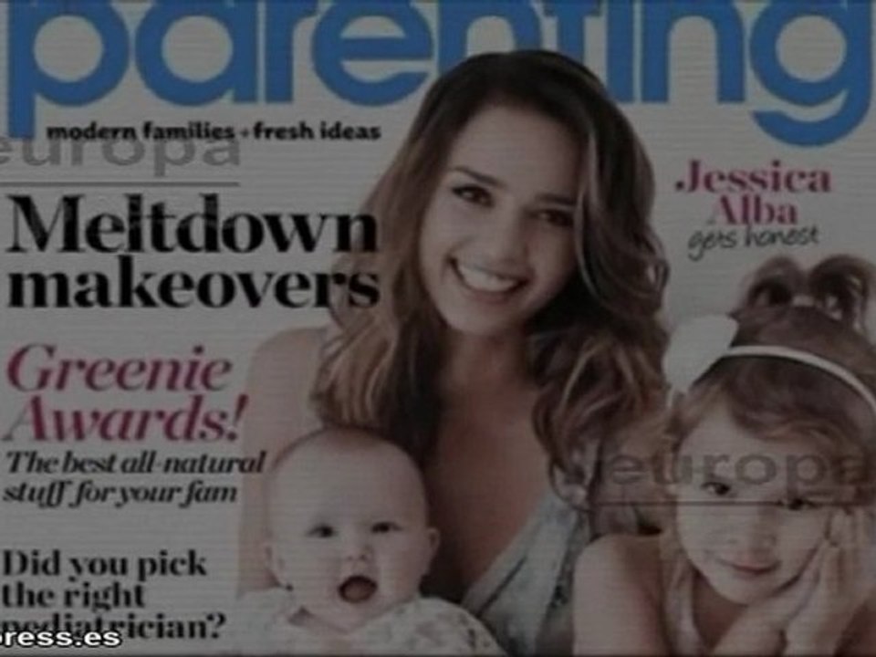 Jessica Alba posa muy sonriente con sus hijas