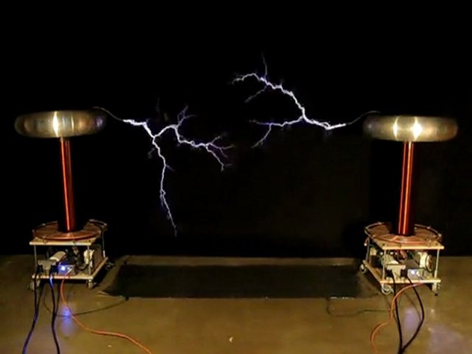 Deux bobines Tesla jouent la musique de Dueling Banjos Vidéo Dailymotion