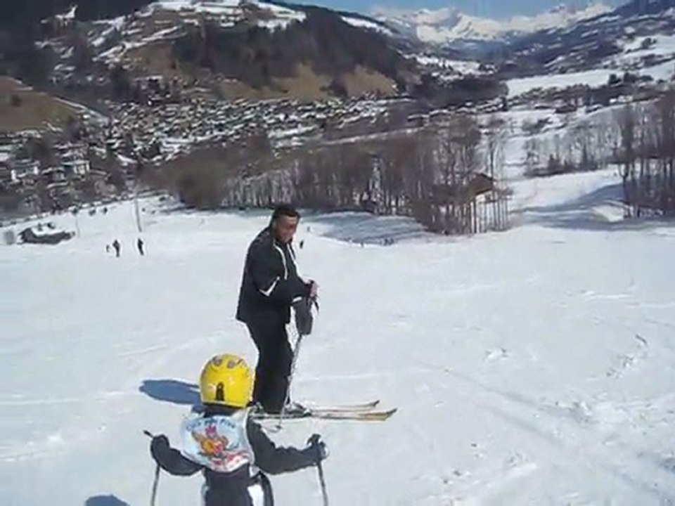 tiago sur des skis!!! qui descend une piste verte quand même!!!
