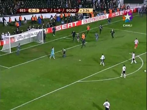 A.Madrid'in 3.golü ve sahaya giren taraftar.