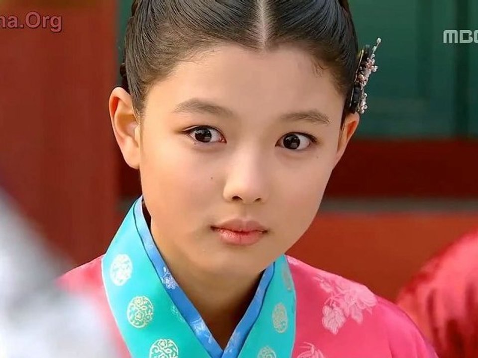 Prince Lee Hwon encounters little Yeon Woo at palace