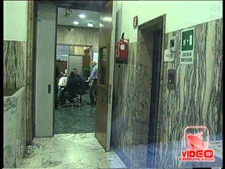 Napoli - Precipita acsensore alla Deutsche Bank, 5 feriti (14.03.12)