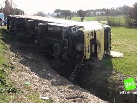 Incidente sulla via Tolemaide, furgone si scontra con tir e finisce fuori strada