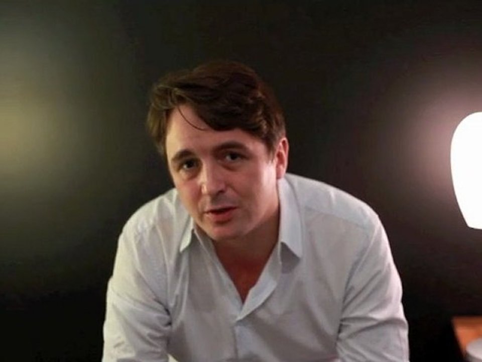 Pourquoi veut-on transformer Carla Bruni en femme au foyer désespérée... ou plutôt décérébrée ?