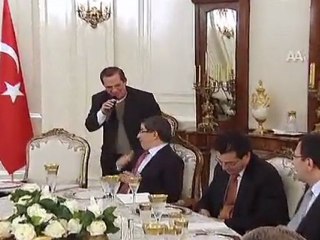 Davutoğlu, şarkıya eşlik etti