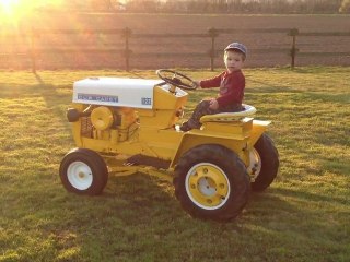 Tracteur Tondeuse Cub-Cadet avec Aaron 2ans1/2