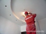 Шкурим потолок видео с сайта www.rembrigada.ru