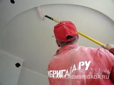 Красим потолок видео с сайта rembrigada.ru