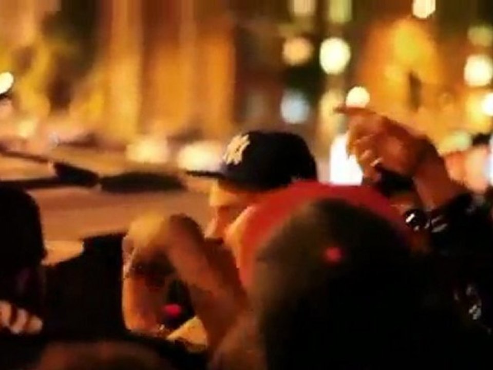 BOOBA SE FAIT ARRACHER SA CASQUETTE S' ENERVE EMBROUILLE UN FAN