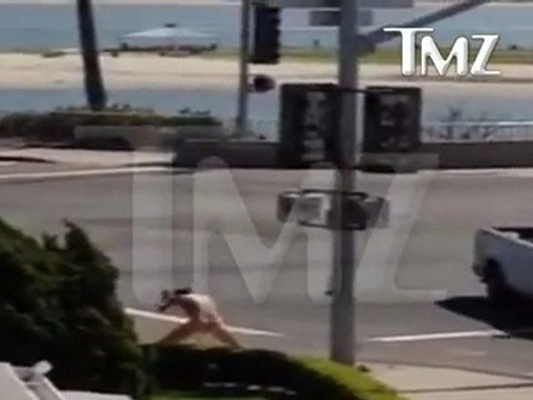 Jason Russell nu dans la rue (Kony 2012)