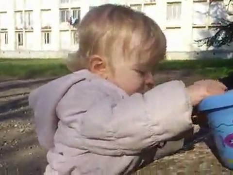 Première rencontre avec ma fille Léa de 15 mois et 17 jours.