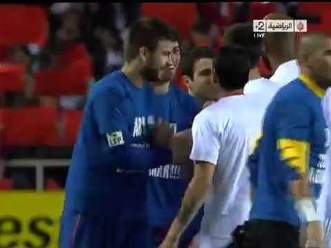 Οι παίκτες της Μπαρτσελόνα και της Σεβίλλης φορούν μπλουζάκια για τον Αμπιντάλ