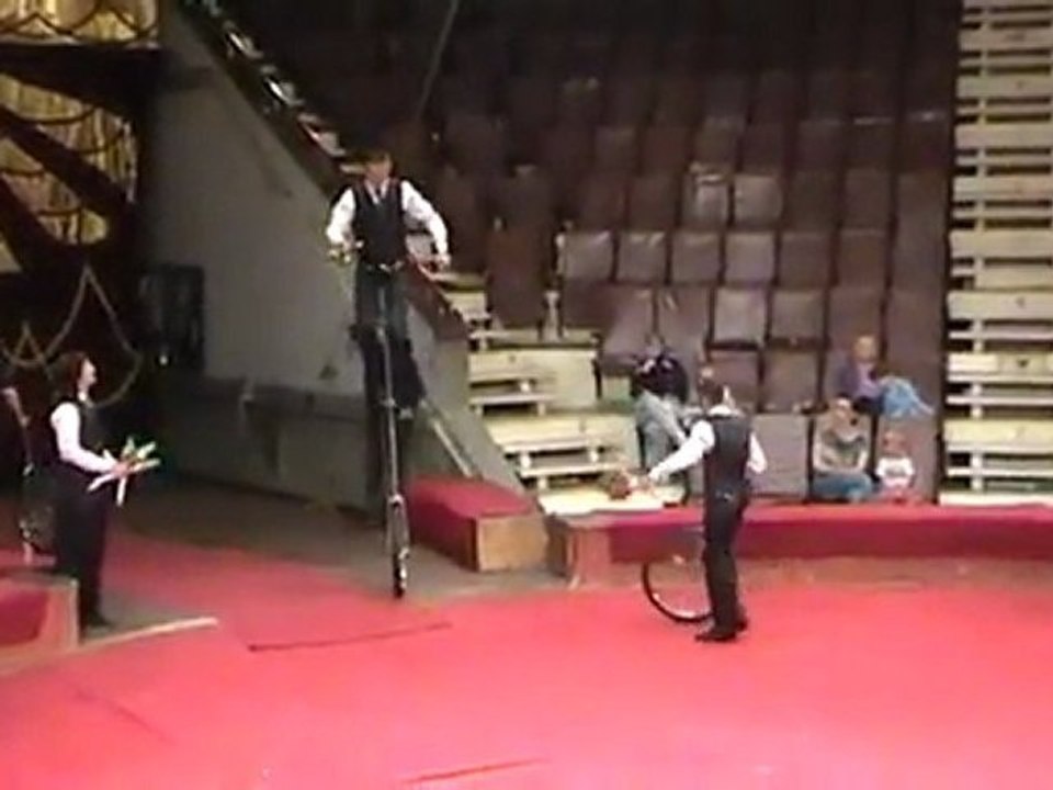 CHUGUNOV’S FAMILY-juggling-presents Art agency Valentino